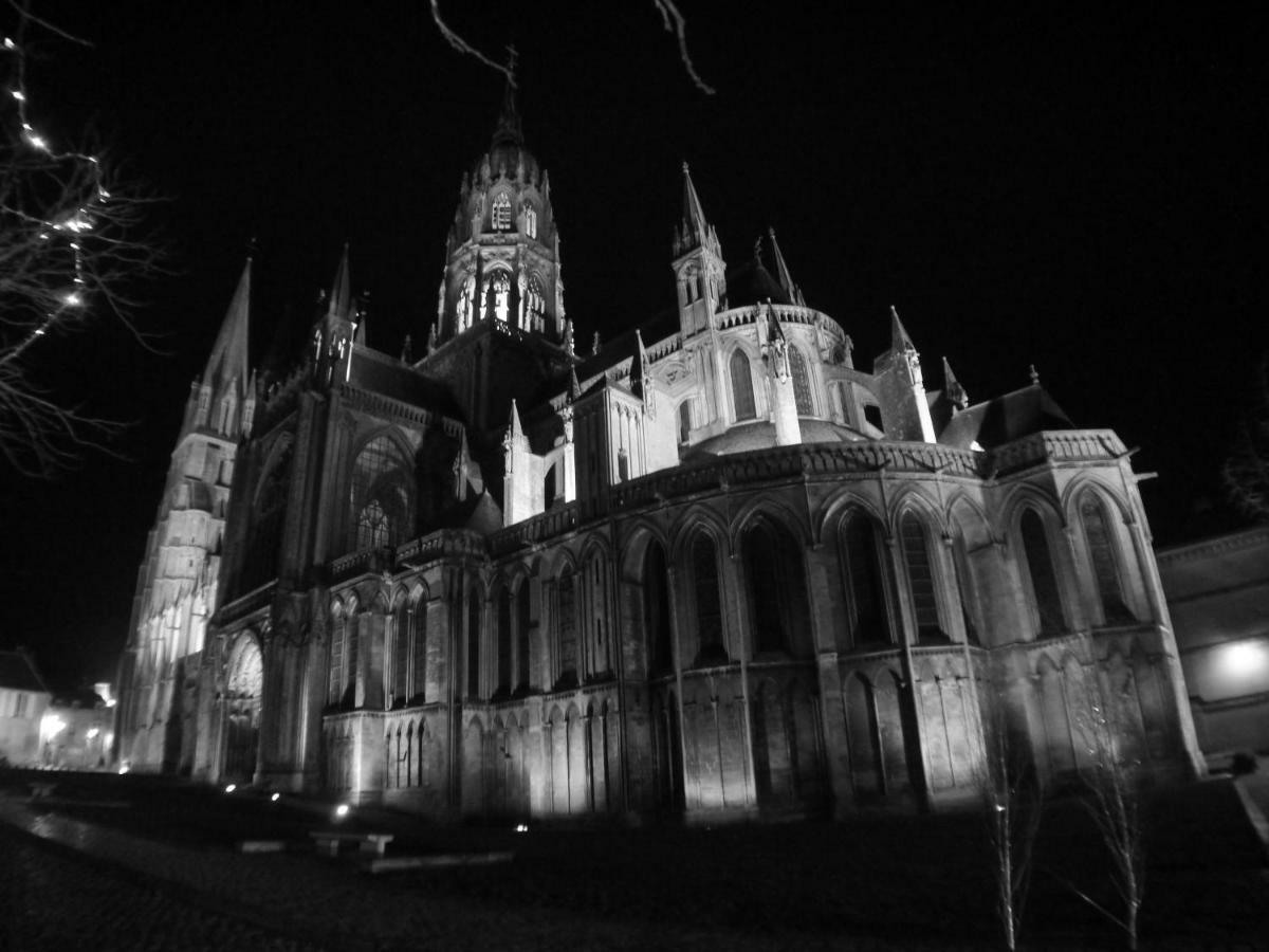 Les Combles De L Aure Grand Studio Cosy Confortable Classe 3 Etoiles Centre Bayeux 2 Mn A Pied Cathedrale Proche Plages Du Debarquement Zewnętrze zdjęcie